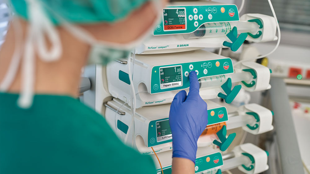 A female healthcare professional sets compactplus