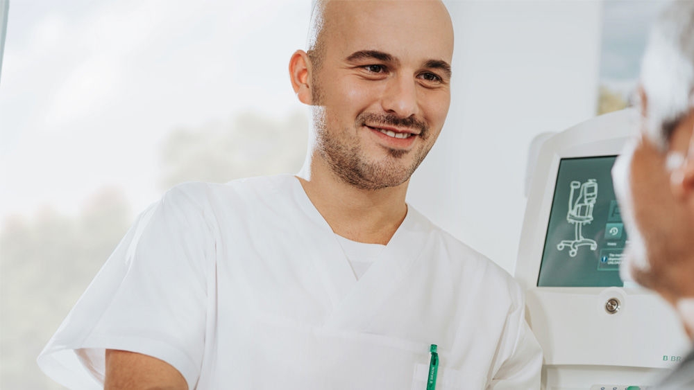 nurse talking to a patient while connecting to omni