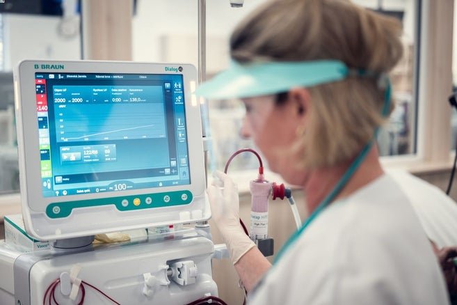 medical worker stands in front of the screen of the medical device
