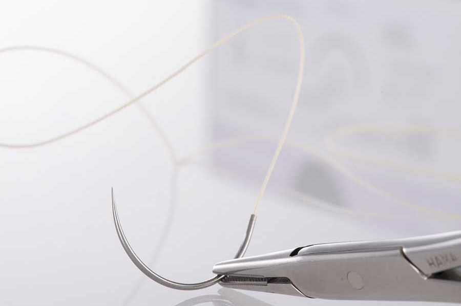 Surgical mesh with the Histoacryl® LapFix applier for mesh fixation