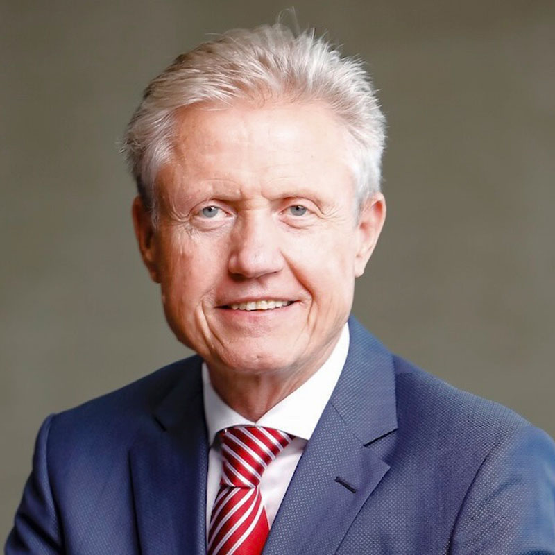 Portrait of Professor Doctor René Fortelny in business attire looking confidently into the camera